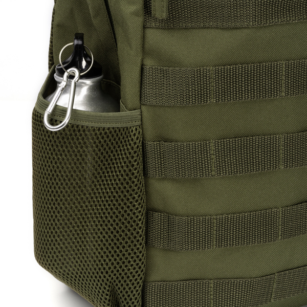 Grøn rygsæk med metalflaske i sidelomme