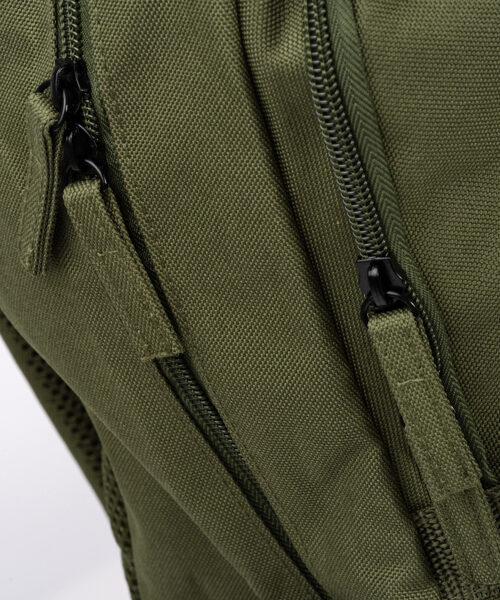 Grøn rygsæk med lynlåse tæt på