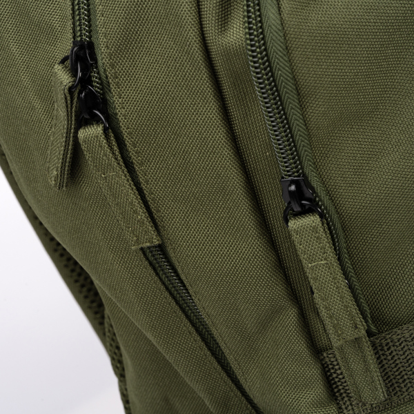 Grøn rygsæk med lynlåse tæt på