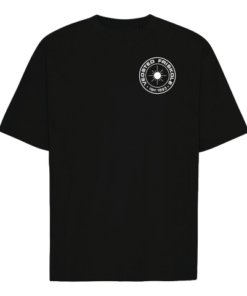 Sort T-shirt med hvidt logo på brystet