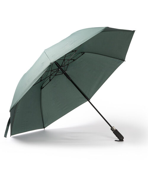 Grøn sammenklappelig paraply på hvid baggrund