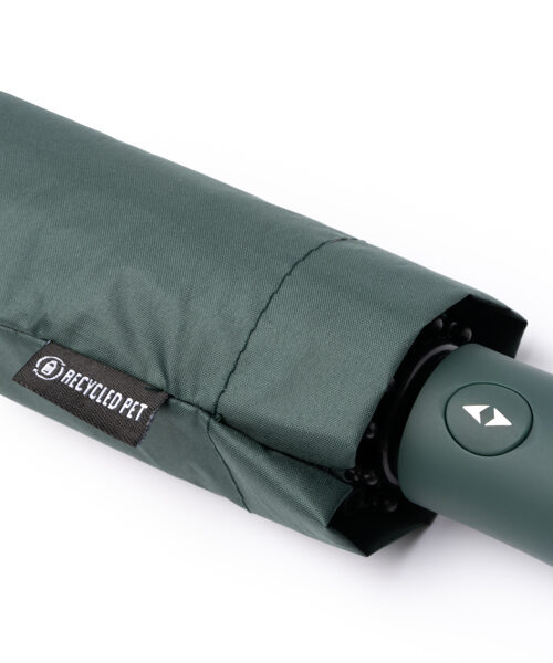 Grøn paraply lavet af genanvendt PET