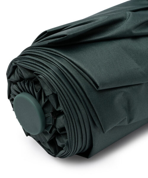 Sammenrullet mørkegrøn paraply tæt på