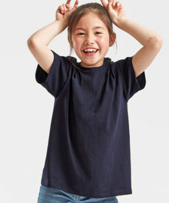 Glad barn i mørk t-shirt leger
