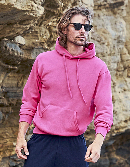 Person iført pink hættetrøje ved klipper