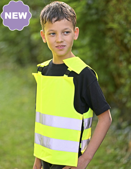 Dreng iført gul refleksvest udendørs