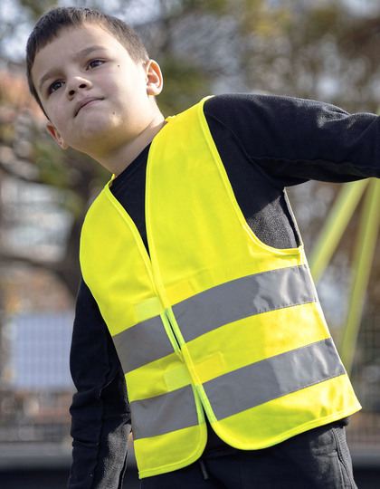 Dreng iført gul refleksvest udendørs