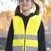 Pige med gul refleksvest udendørs