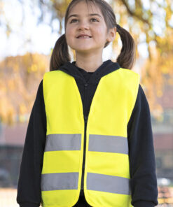 Pige med gul refleksvest udendørs