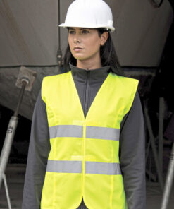 Kvinde med hjelm og refleksvest på byggeplads