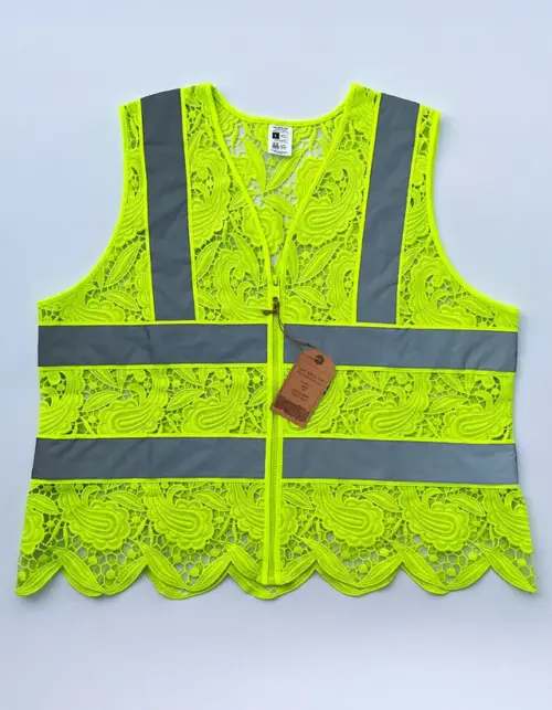 Neongul sikkerhedsvest med refleksstriber og blondedetaljer