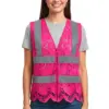 Kvinde iført pink refleksvest med blondedetaljer