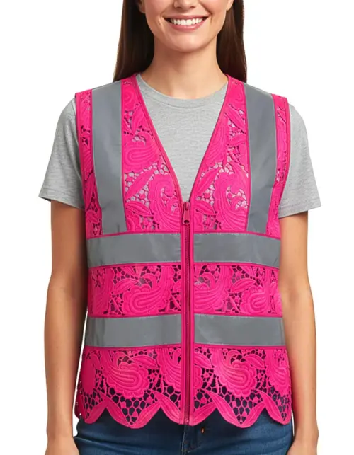 Kvinde iført pink refleksvest med blondedetaljer