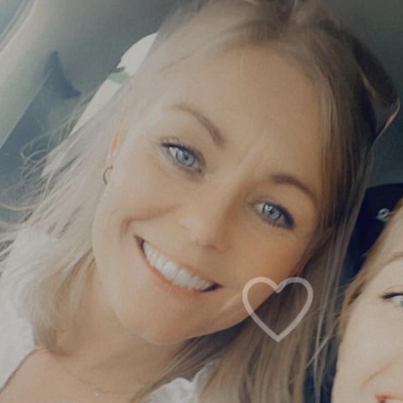 Smilende blond kvinde i nærbillede med hjertefilter