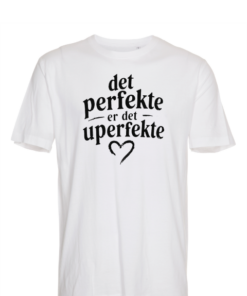 Hvid T-shirt med teksten det perfekte er det uperfekte