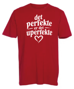 Rød T-shirt med teksten det perfekte er det uperfekte