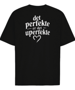 Sort T-shirt med teksten det perfekte er det uperfekte