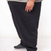 Person i mørke sweatpants og sneakers