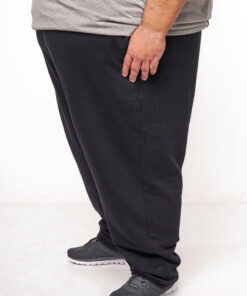 Person i mørke sweatpants og sneakers