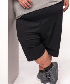 Person i sorte shorts og grå sneakers