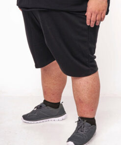 Person i sorte shorts og grå sneakers