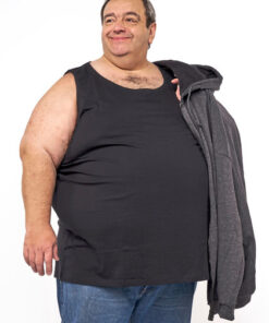 Mand i sort tanktop med grå hættetrøje