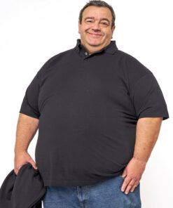 Smilende mand i sort polo og jeans