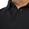 Nærbillede af sort poloshirt med knapper