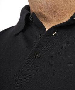 Nærbillede af sort poloshirt med knapper