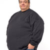 Mand i sort sweatshirt og jeans