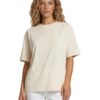 Kvinde i beige oversized T-shirt og hvide bukser