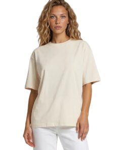 Kvinde i beige oversized T-shirt og hvide bukser