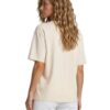 Kvinde i beige T-shirt set bagfra