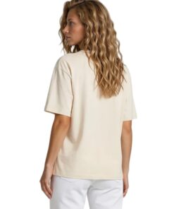 Kvinde i beige T-shirt set bagfra