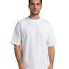 Mand i lysegrå oversized T-shirt