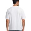Mand set bagfra i hvid T-shirt