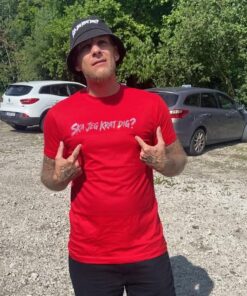Mand i rød T-shirt peger på tryk