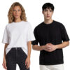 Kvinde og mand i enkle T-shirts