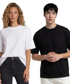 Kvinde og mand i enkle T-shirts