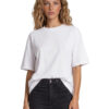 Kvinde i lys oversized T-shirt og sorte jeans