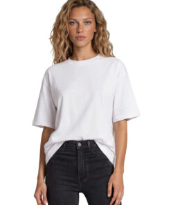 Kvinde i lys oversized T-shirt og sorte jeans
