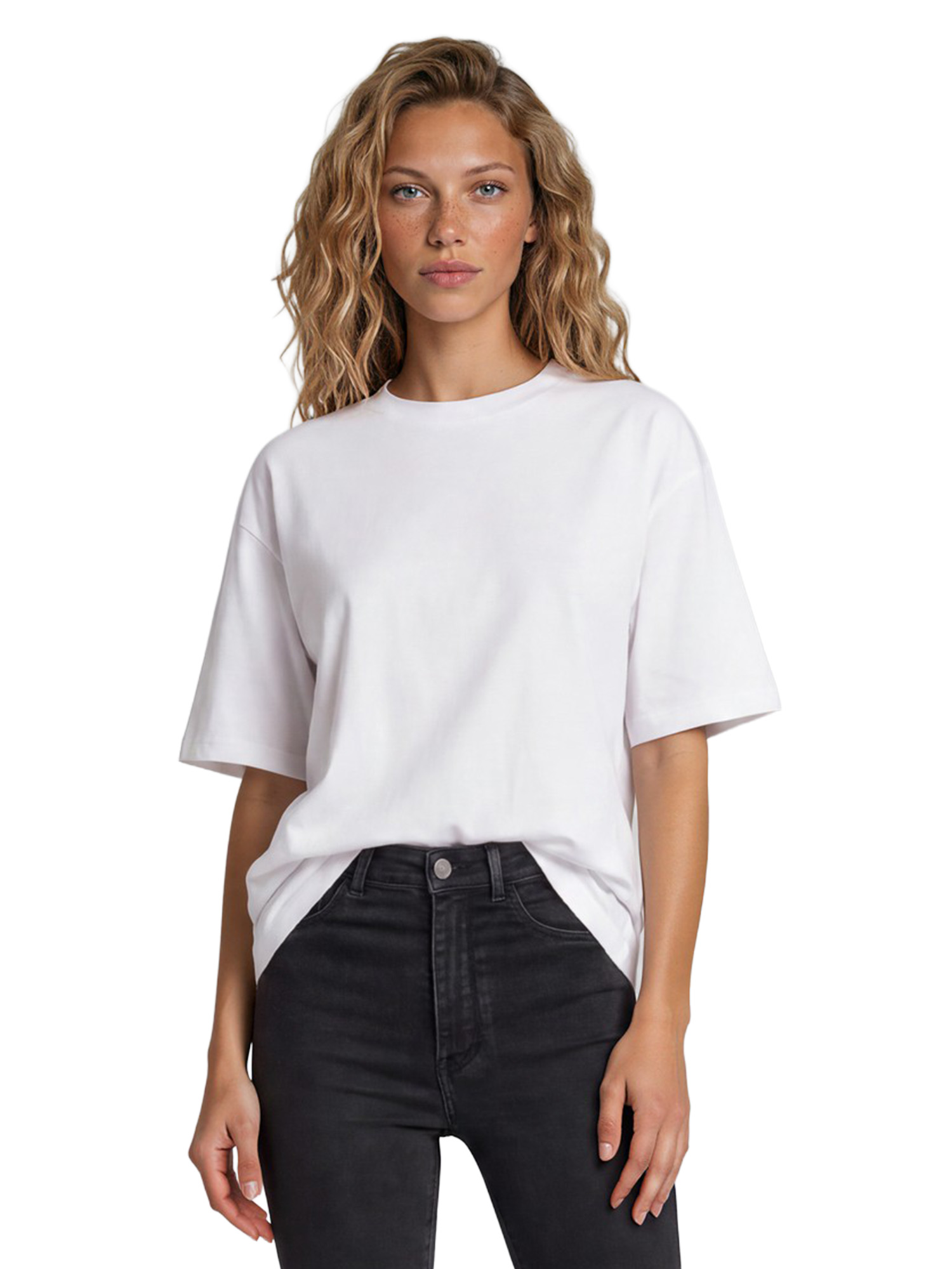 Kvinde i lys oversized T-shirt og sorte jeans