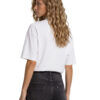 Kvinde i hvid T-shirt og sorte jeans
