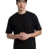 Mand i sort T-shirt på neutral baggrund