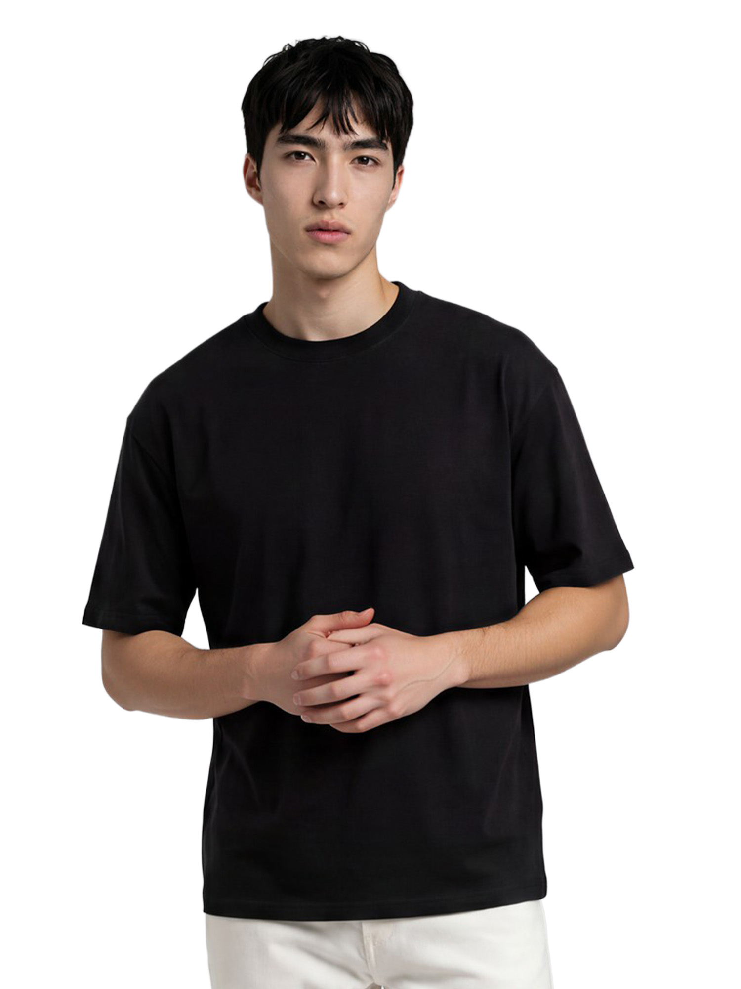 Mand i sort T-shirt på neutral baggrund