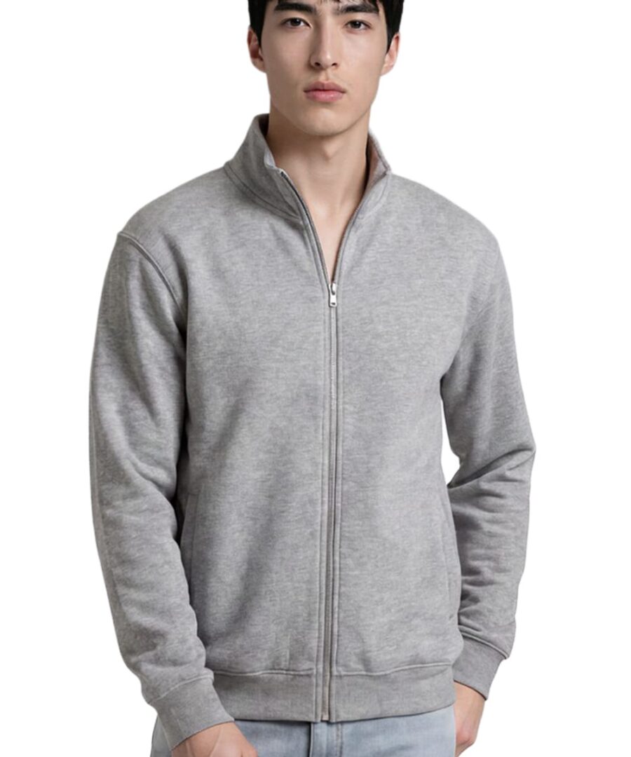 Mand i grå lynlås sweatshirt på hvid baggrund