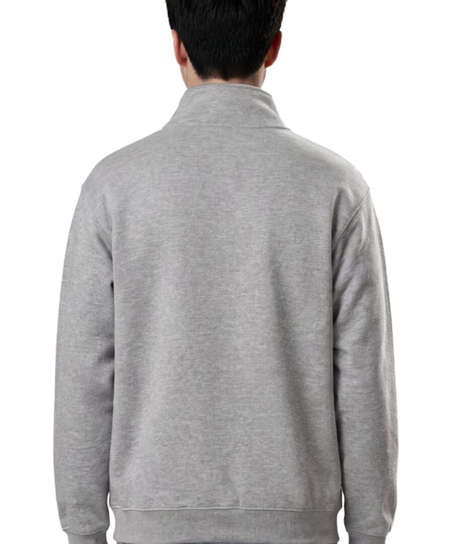 Mand set bagfra i grå sweatshirt