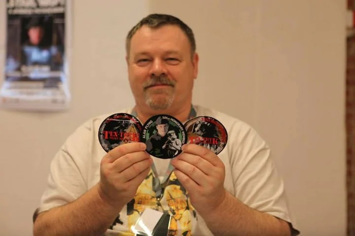 Star Wars-skuespilleren Alan Flyng med tre runde broderede stofmærker med fotomotiver, leveret af Tex-Tryk til Sci-Fi-Con i Randers