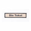 Navneskilt med velcro i sand med sort kant og teksten Din Tekst