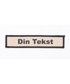 Navneskilt med velcro i sand med sort kant og teksten Din Tekst